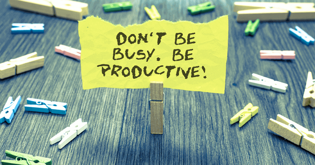 Post-it con mensaje escrito don´t be busy, be productive